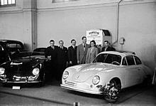 1949: Sie feierten in Genf den ersten internationalen Auftritt des 356 (v. l. n. r.): Heinrich Kunz (Verkäufer), Ferry Porsche, Bernhard Blank, Louise Piëch, Ernst Schoch (Privatsekretär von Bernhard Blank).